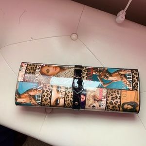 Clutch it’s brand new with a strap